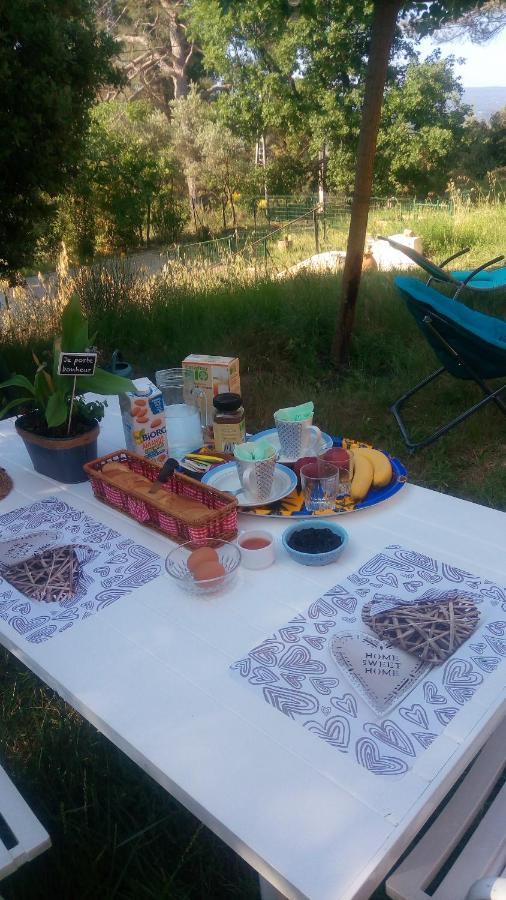 Les Cigales Bed & Breakfast Villelaure Eksteriør bilde