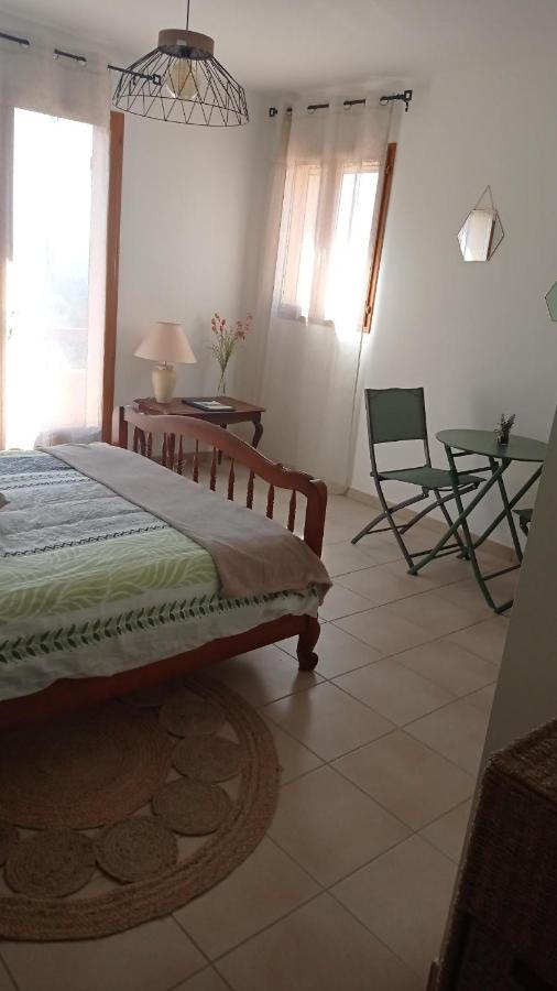 Les Cigales Bed & Breakfast Villelaure Eksteriør bilde