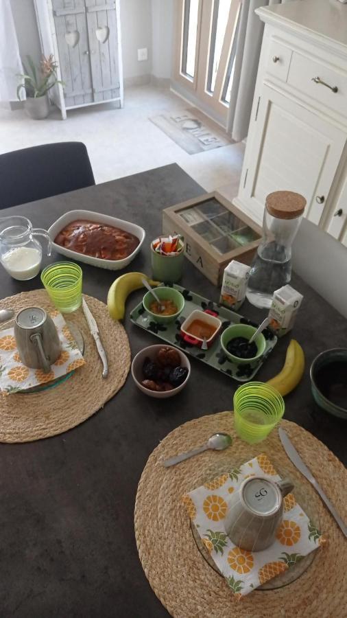 Les Cigales Bed & Breakfast Villelaure Eksteriør bilde