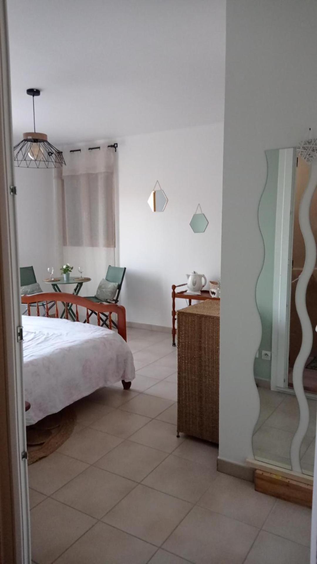 Les Cigales Bed & Breakfast Villelaure Eksteriør bilde