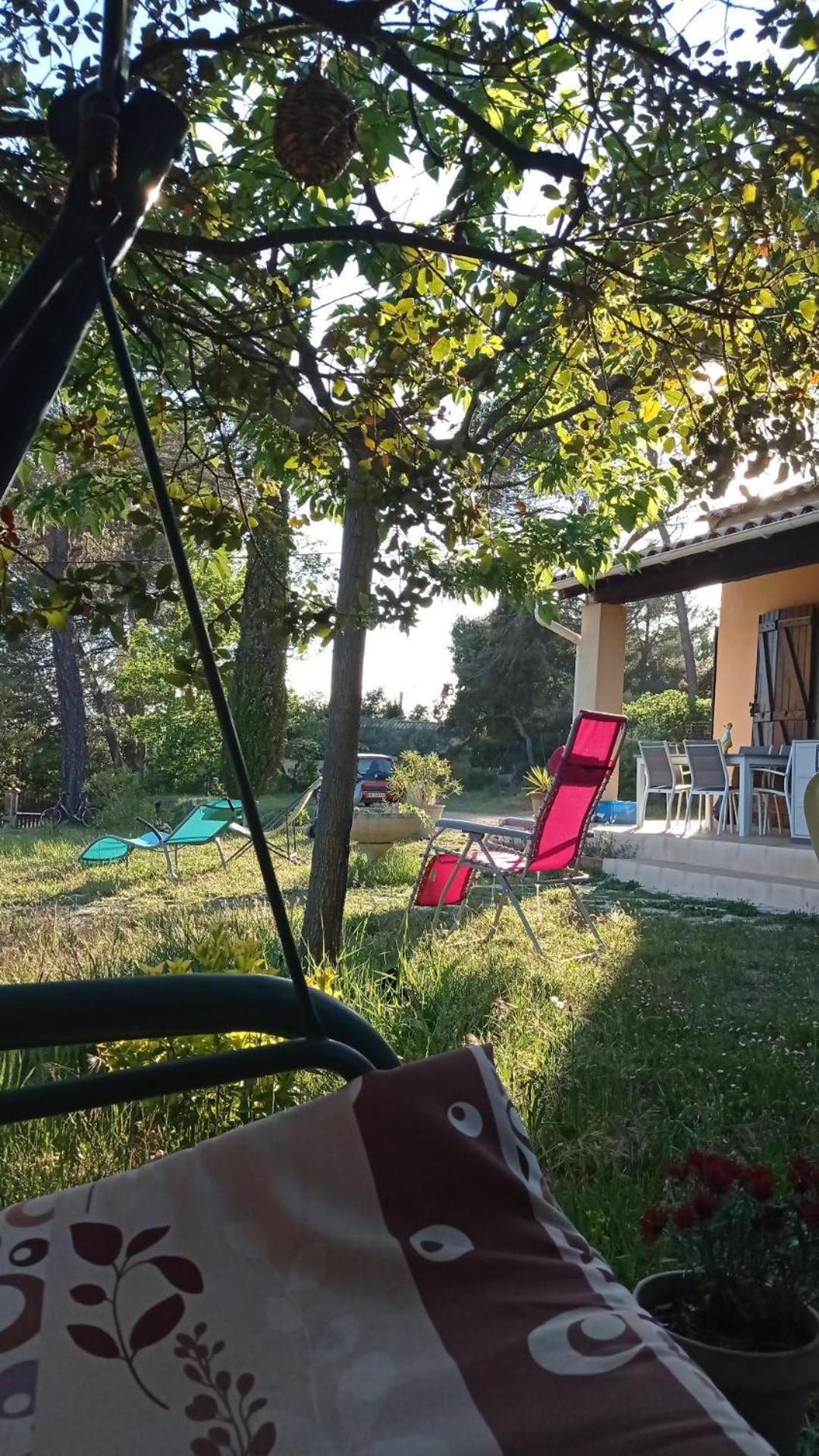 Les Cigales Bed & Breakfast Villelaure Eksteriør bilde